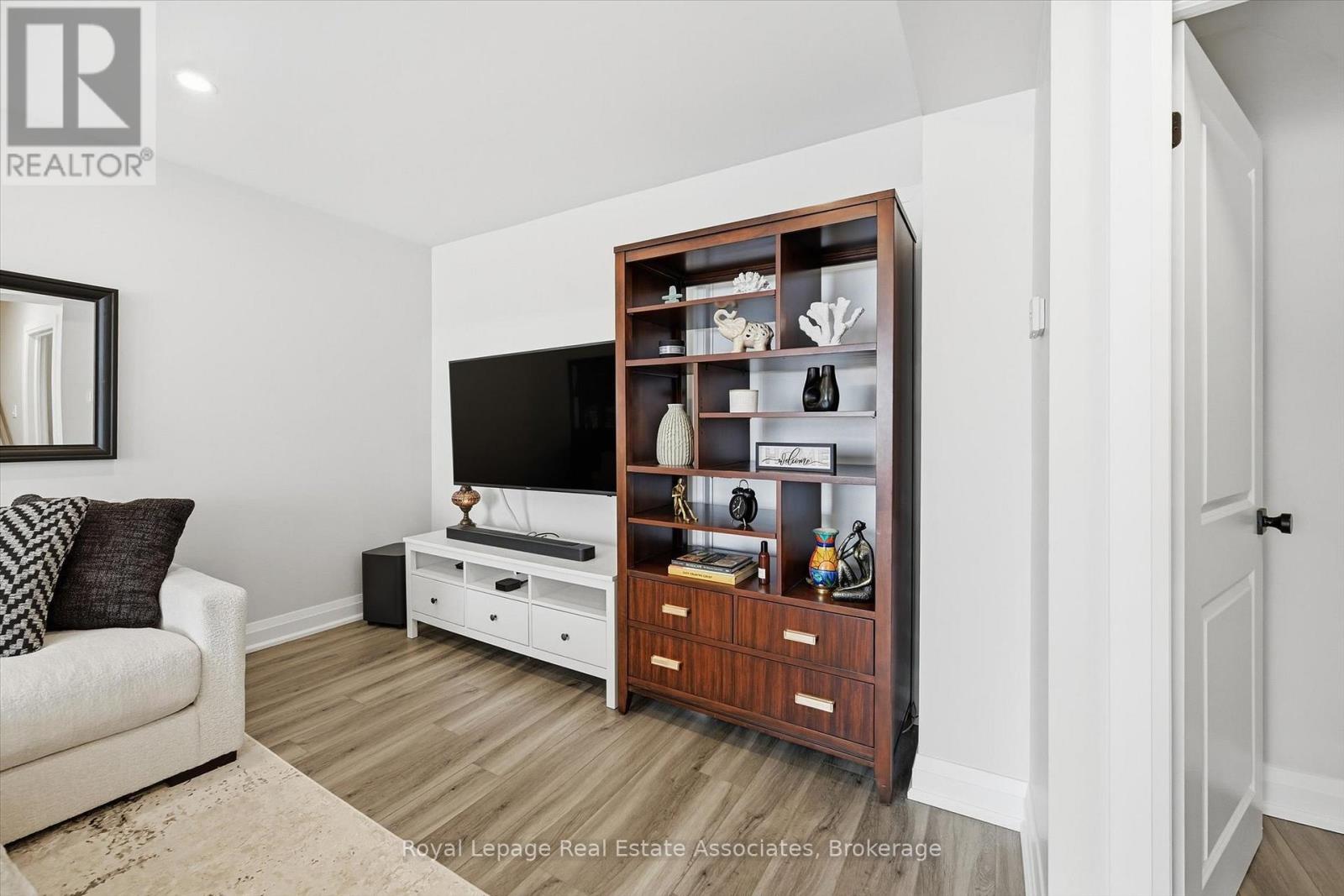 489 Timber Lane, Burlington, Ontario  L7L 4B1 - Photo 17 - W12803038