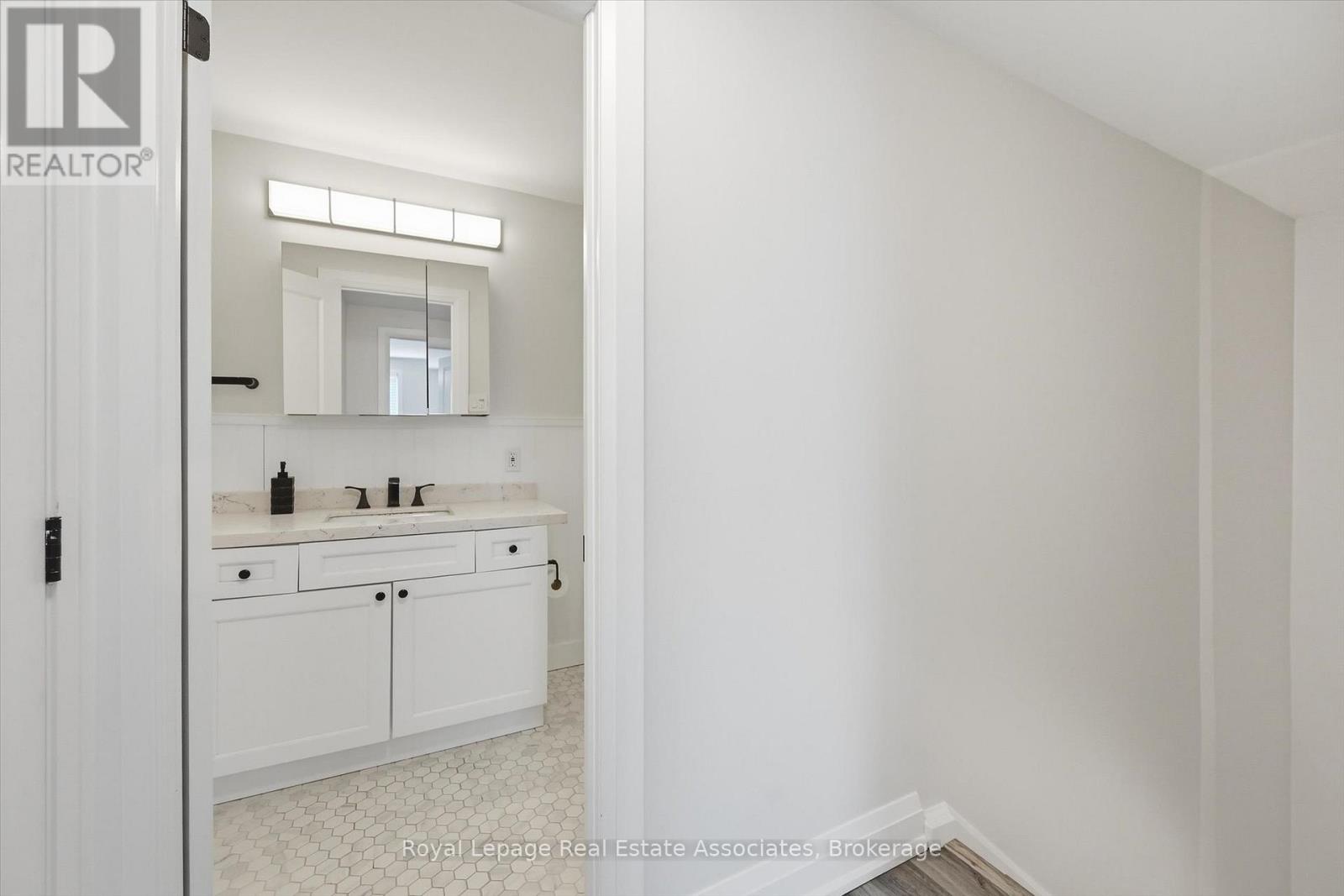 489 Timber Lane, Burlington, Ontario  L7L 4B1 - Photo 21 - W12803038