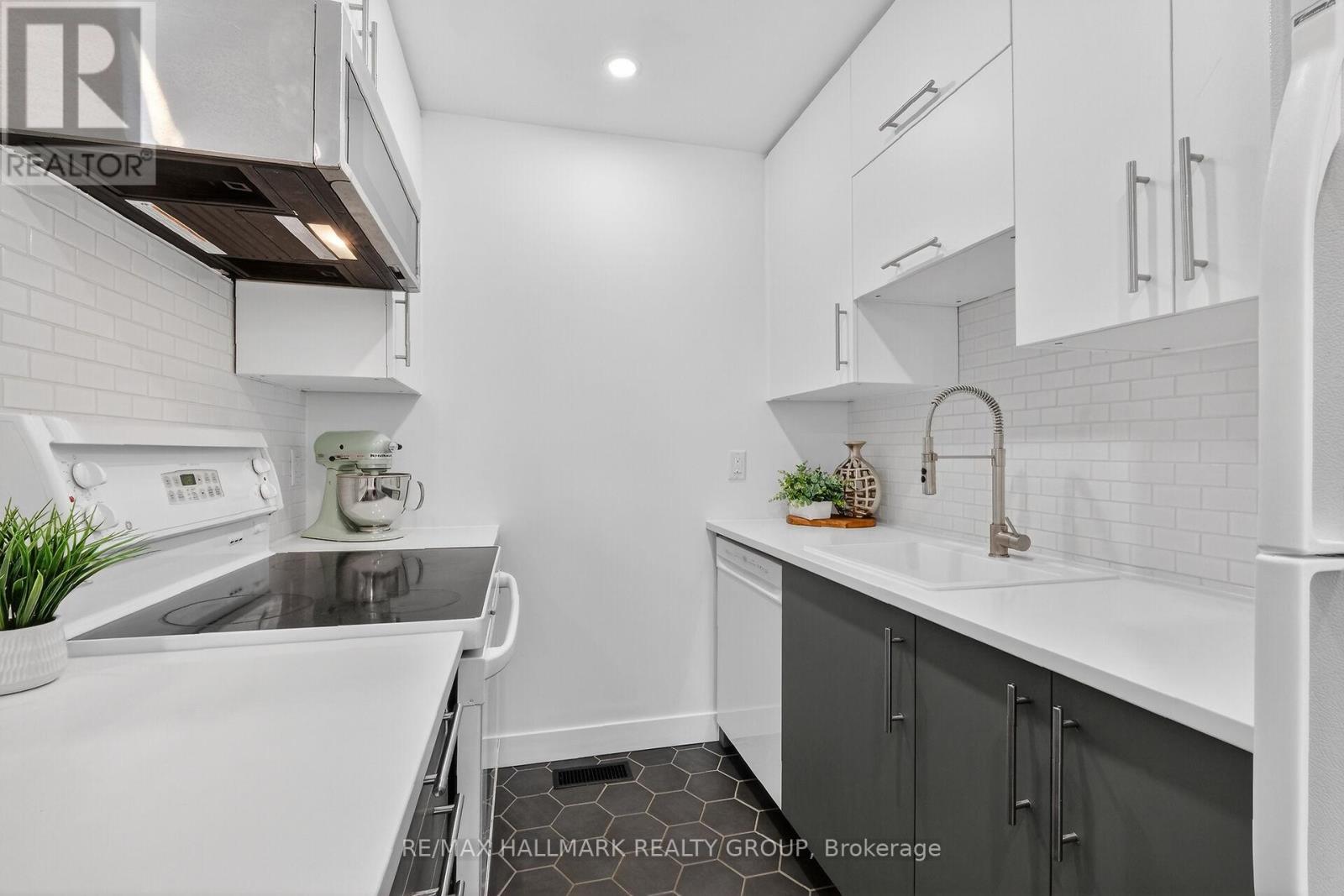 12 Black Forest Lane, Ottawa, Ontario  K2H 5C8 - Photo 22 - X12803154