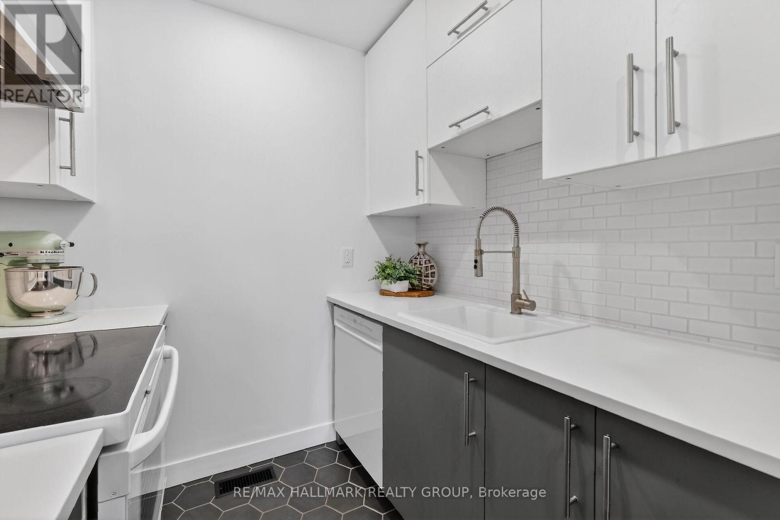 12 Black Forest Lane, Ottawa, Ontario  K2H 5C8 - Photo 23 - X12803154