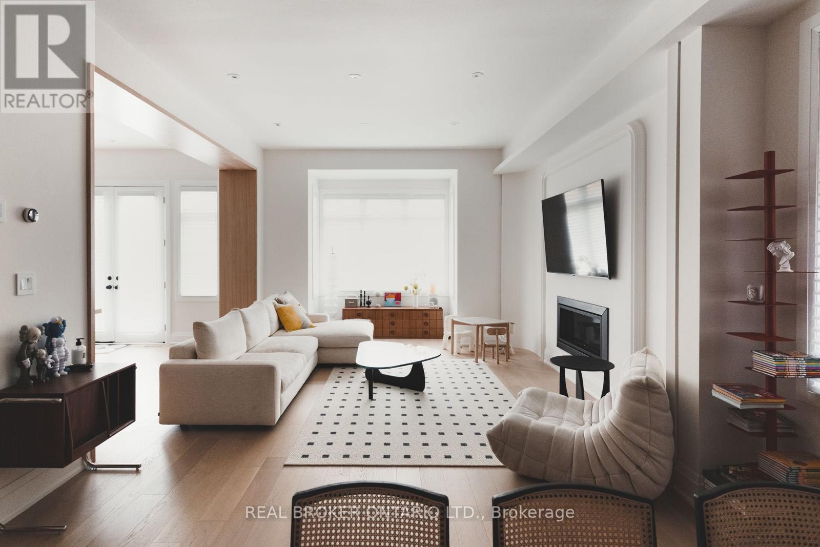 34 Meteorite Street, Richmond Hill, Ontario  L4C 4M9 - Photo 4 - N12790322