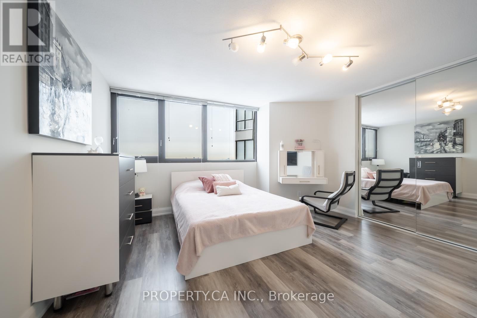 2201 - 1333 Bloor Street, Mississauga, Ontario  L4Y 3T6 - Photo 4 - W12803170