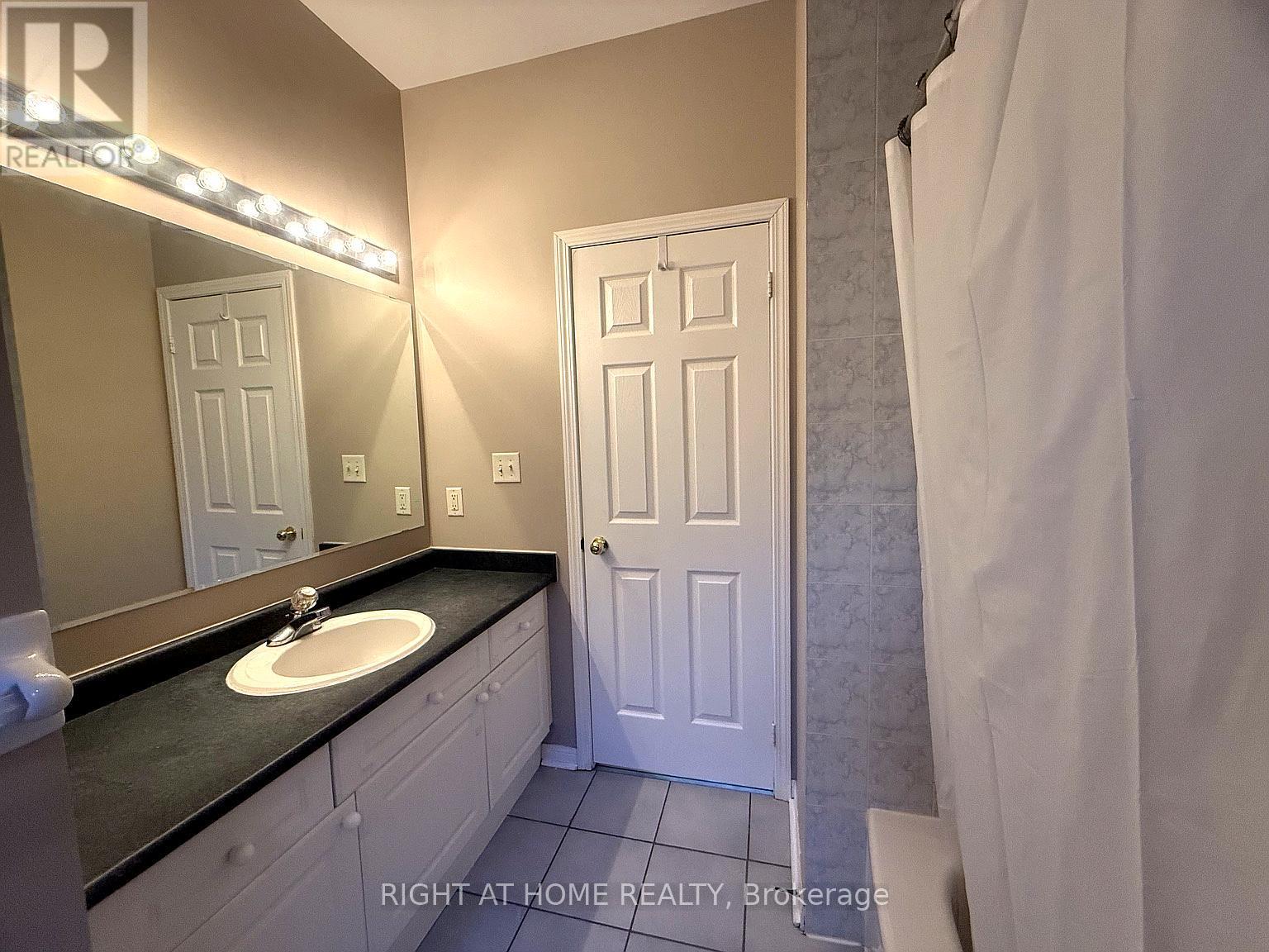 5923 Blue Spruce Avenue, Burlington, Ontario  L7L 6T3 - Photo 15 - W12803288