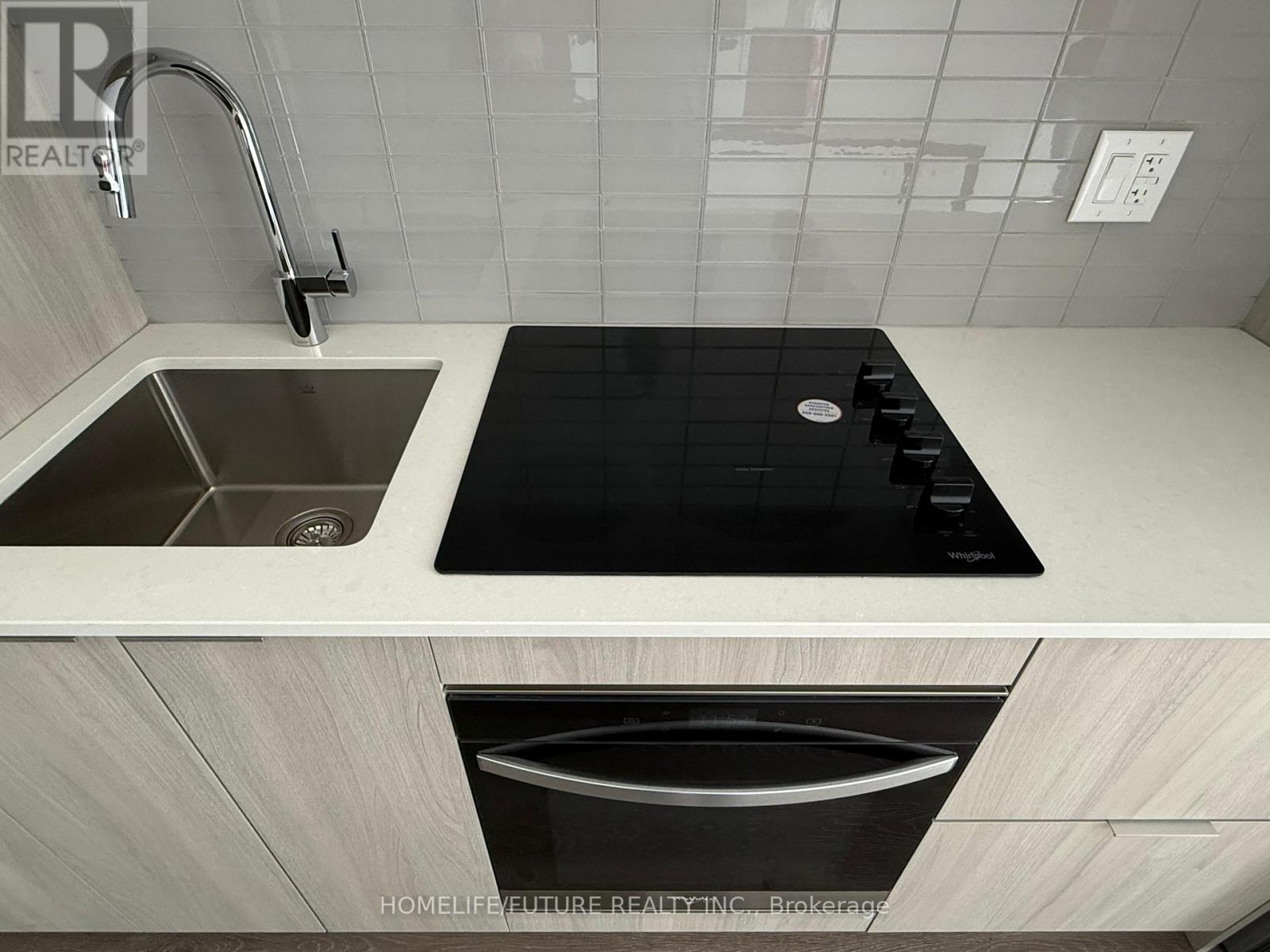 211 - 395 Square One Drive, Mississauga, Ontario  L5B 0P6 - Photo 4 - W12803312