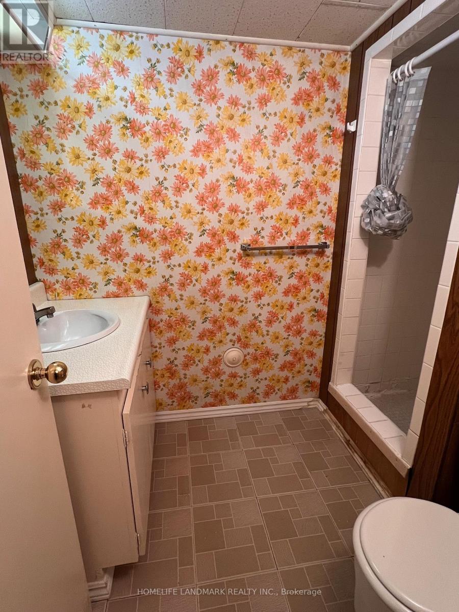 49 Addison Crescent, Toronto, Ontario  M3B 1K7 - Photo 7 - C12803412