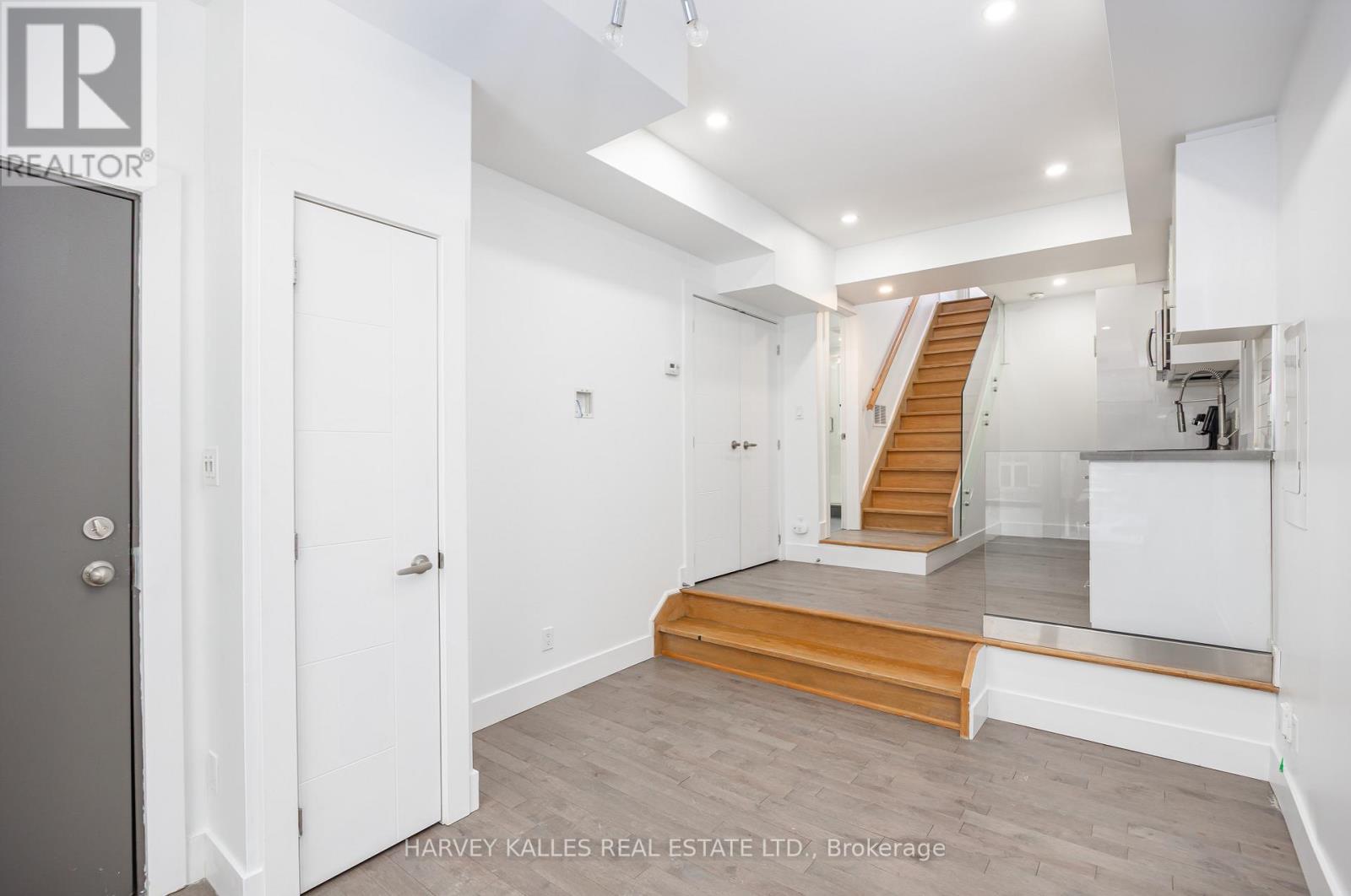 2 - 160 Lansdowne Avenue, Toronto, Ontario  M6K 2V9 - Photo 4 - W12667990