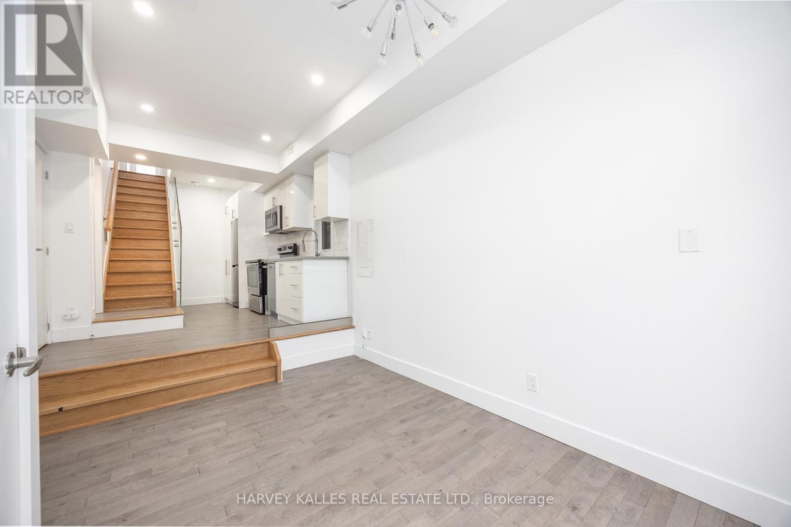 2 - 160 Lansdowne Avenue, Toronto, Ontario  M6K 2V9 - Photo 3 - W12667990