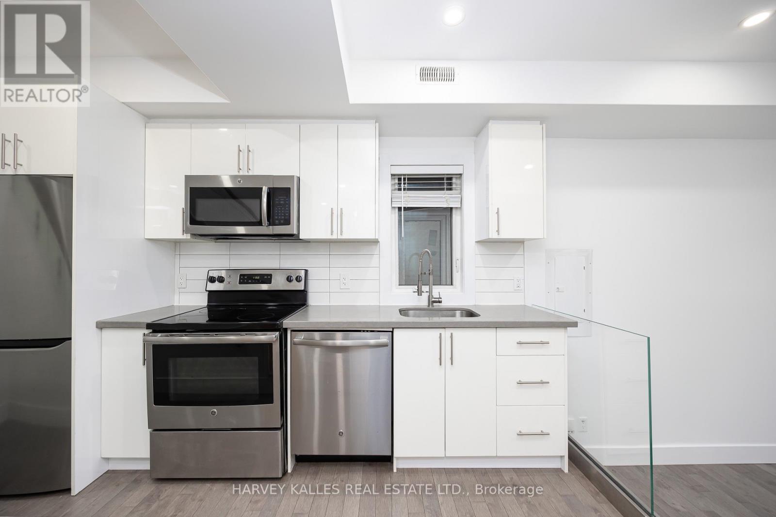 2 - 160 Lansdowne Avenue, Toronto, Ontario  M6K 2V9 - Photo 8 - W12667990