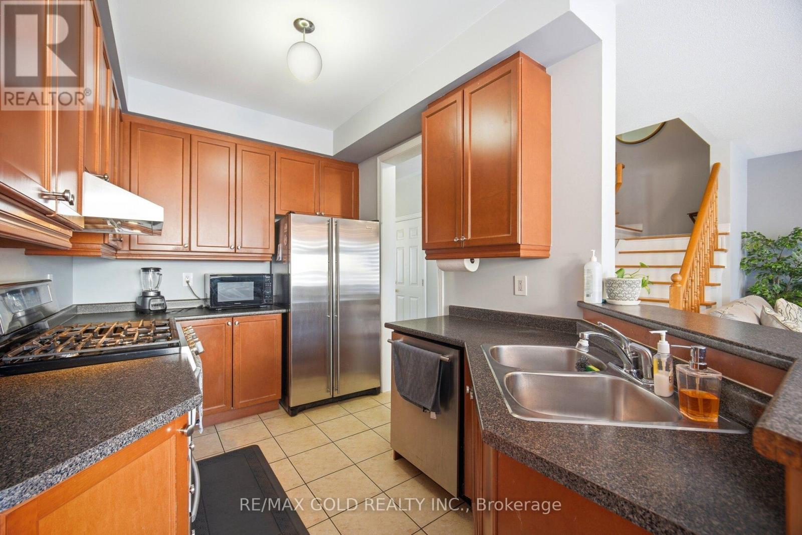 27 Frostbite Lane, Brampton, Ontario  L6R 3L8 - Photo 9 - W12803414