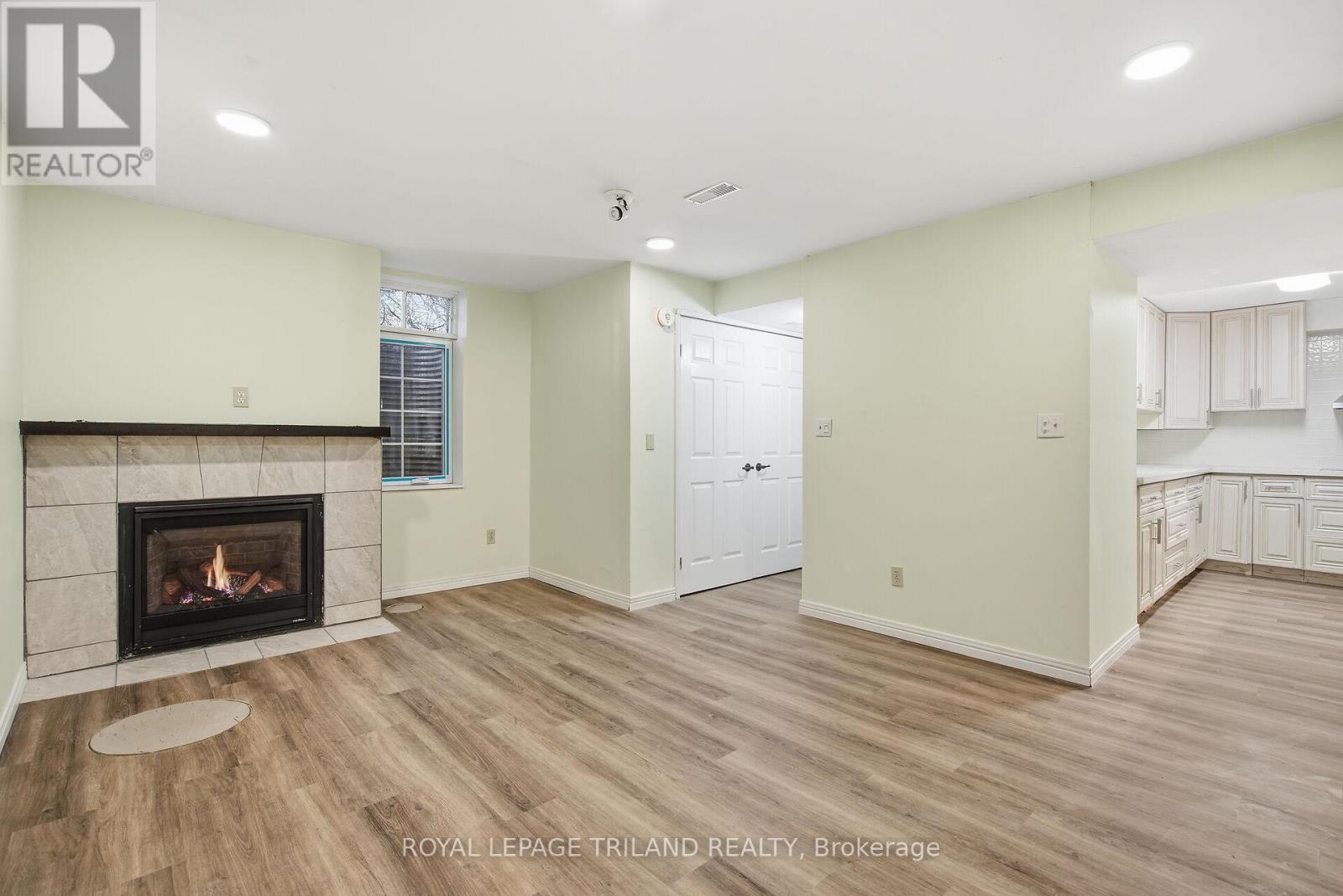 <div class="slider-price">$1,595 Monthly</div><p>2 - 233 Centennial Avenue, St. Thomas, Ontario</p>