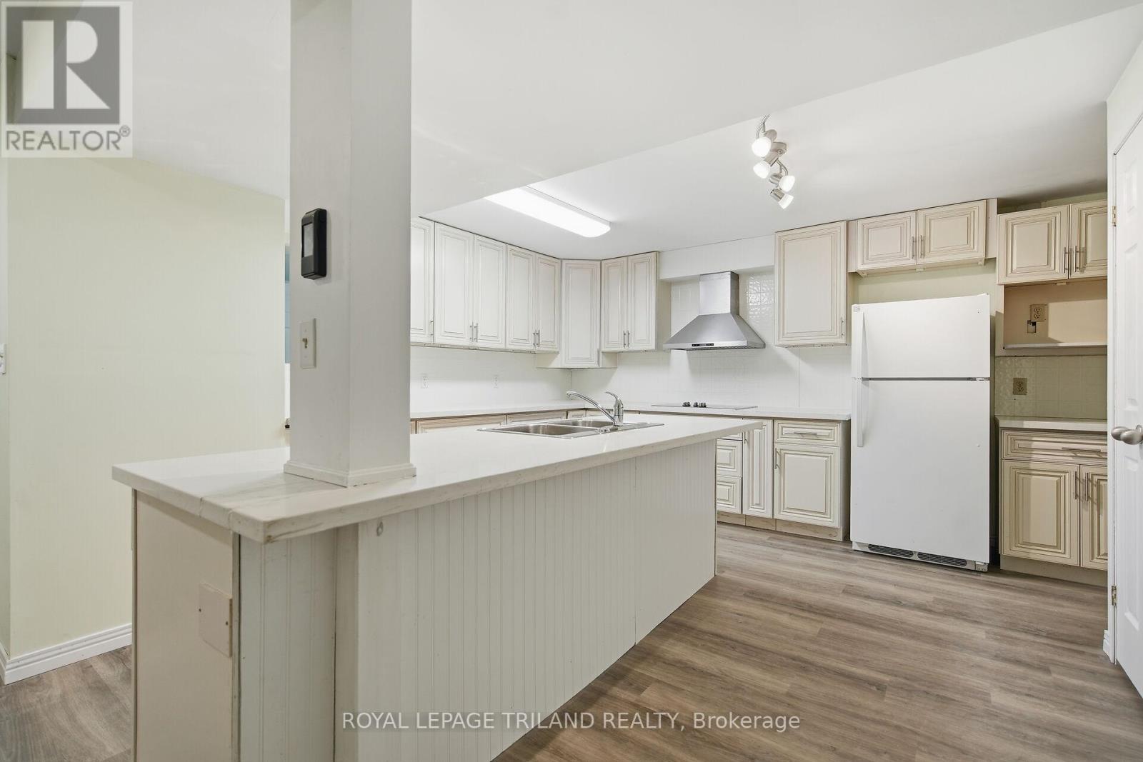 2 - 233 Centennial Avenue, St. Thomas, Ontario  N5R 5B4 - Photo 6 - X12803440