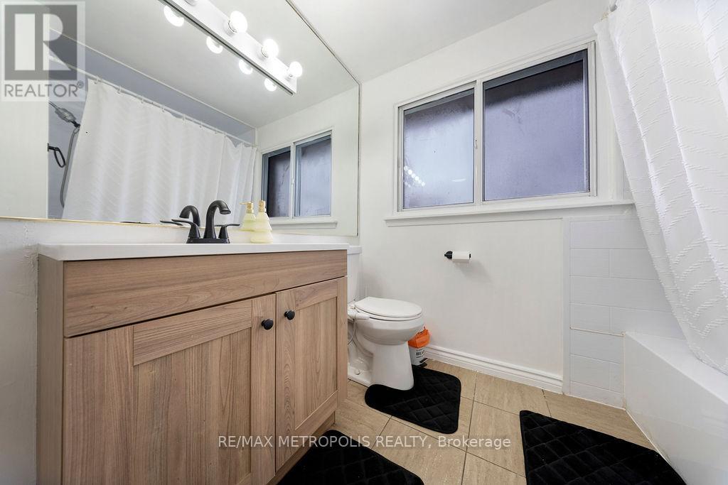 295 Fleetwood Crescent, Brampton, Ontario  L6T 2E7 - Photo 12 - W12802438