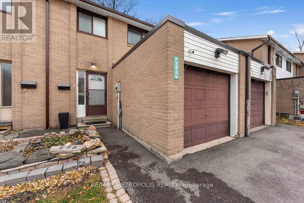 295 Fleetwood Crescent, Brampton, Ontario  L6T 2E7 - Photo 2 - W12802438