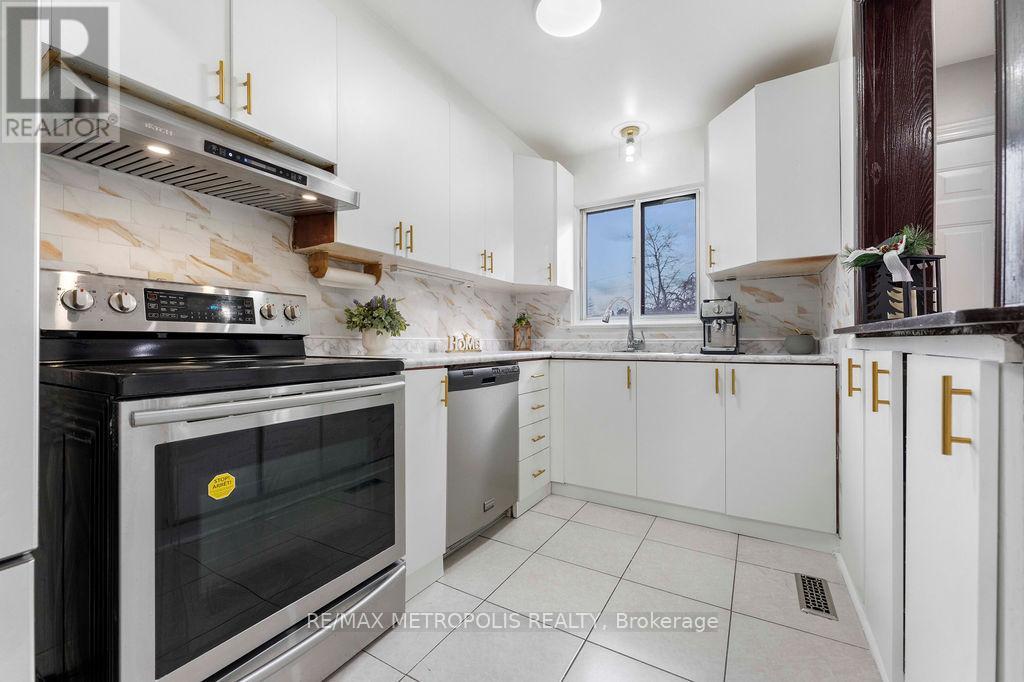 295 Fleetwood Crescent, Brampton, Ontario  L6T 2E7 - Photo 6 - W12802438