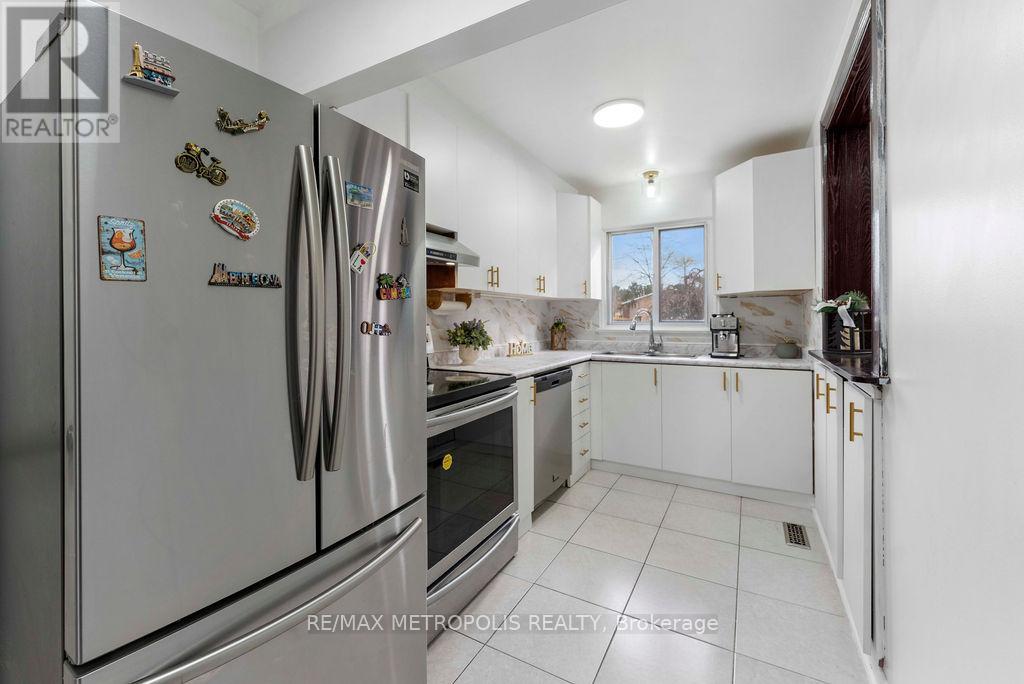 295 Fleetwood Crescent, Brampton, Ontario  L6T 2E7 - Photo 5 - W12802438