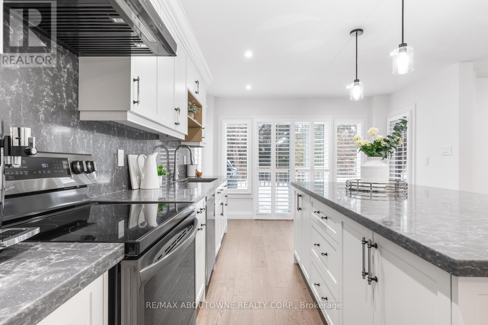 1324 Birchcliff Drive, Oakville, Ontario  L6M 2A4 - Photo 19 - W12802988