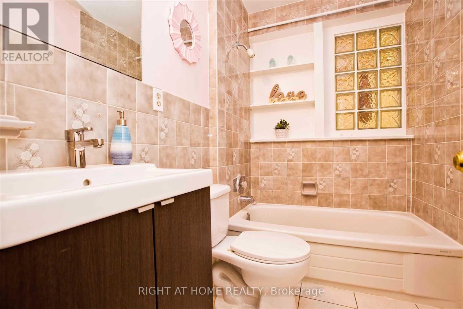 46 Overton Crescent, Toronto, Ontario  M3B 2V2 - Photo 9 - C12803536