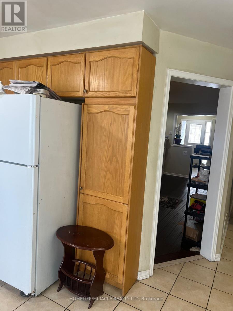 33 Revelstoke Place, Brampton (Sandringham-Wellington), Ontario  L6R 3G3 - Photo 5 - W12803450