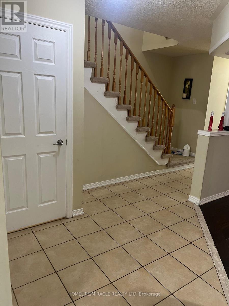 33 Revelstoke Place, Brampton (Sandringham-Wellington), Ontario  L6R 3G3 - Photo 6 - W12803450