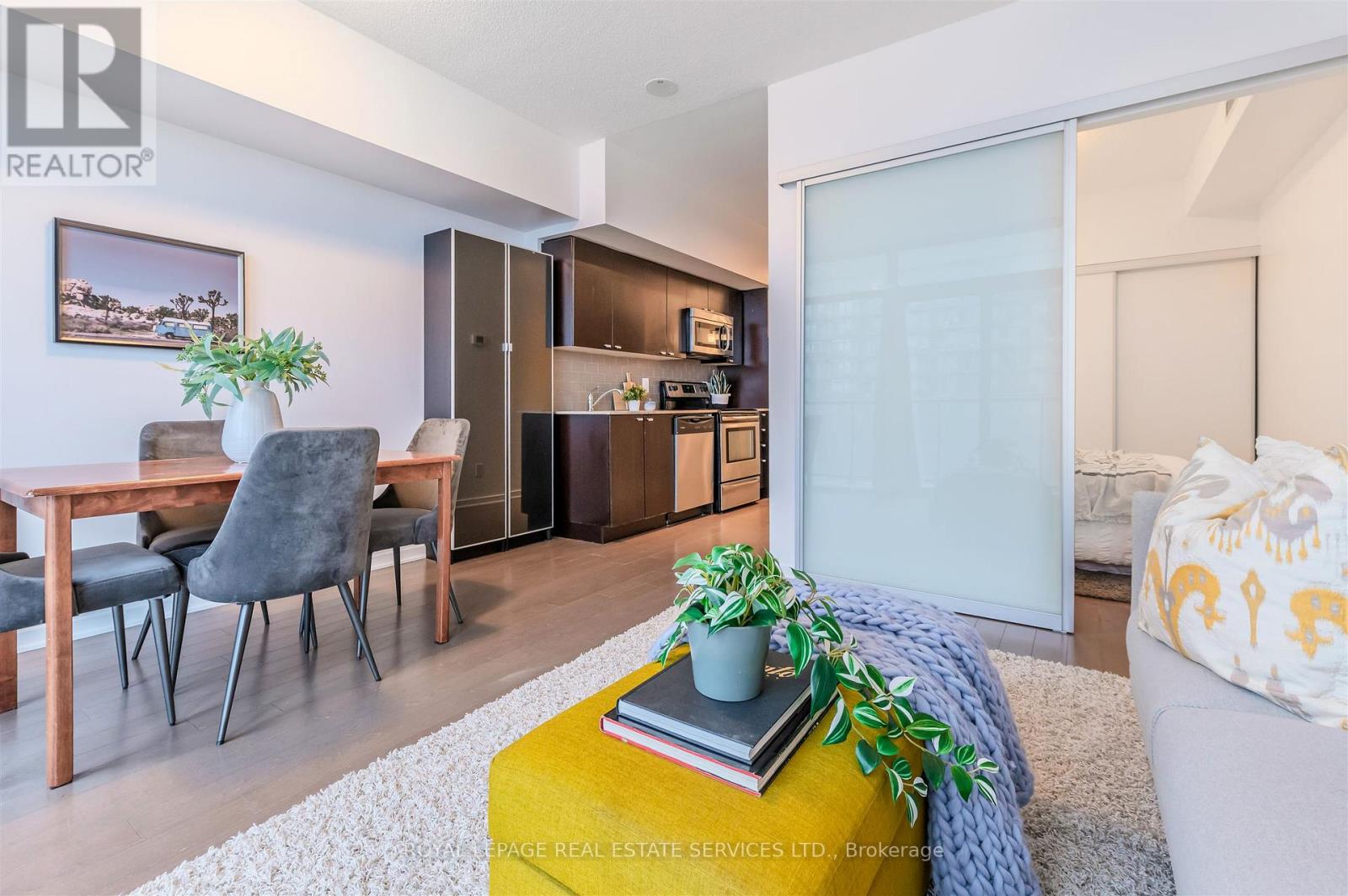 2012 - 105 The Queensway Avenue, Toronto, Ontario  M6S 5B5 - Photo 10 - W12803494