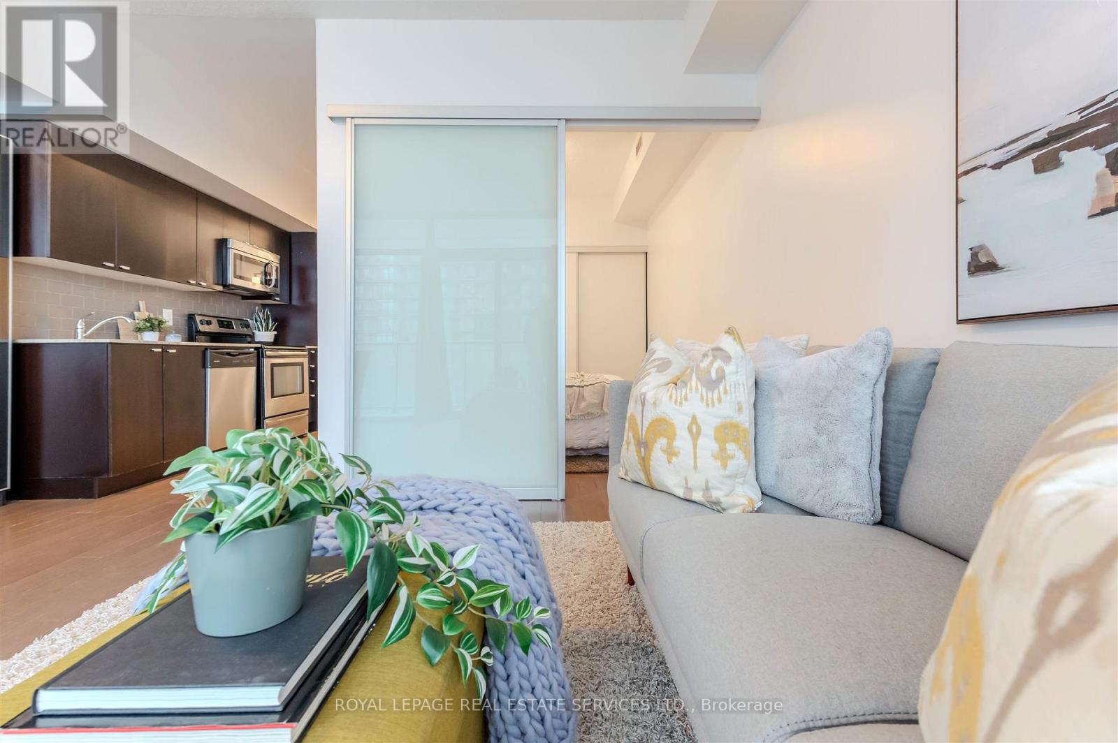 2012 - 105 The Queensway Avenue, Toronto, Ontario  M6S 5B5 - Photo 11 - W12803494