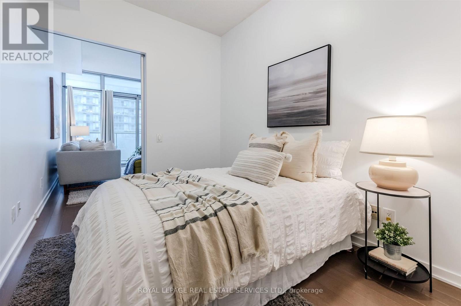 2012 - 105 The Queensway Avenue, Toronto, Ontario  M6S 5B5 - Photo 14 - W12803494