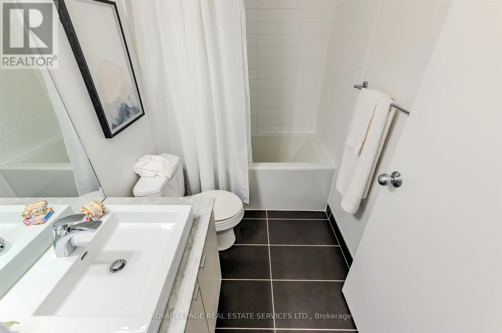 2012 - 105 The Queensway Avenue, Toronto, Ontario  M6S 5B5 - Photo 16 - W12803494