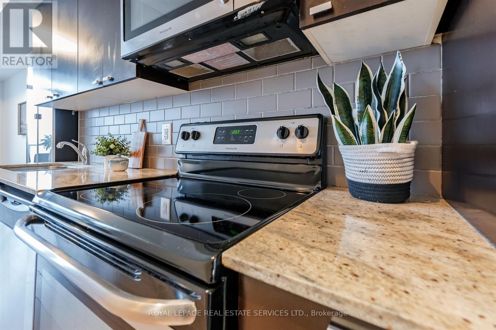 2012 - 105 The Queensway Avenue, Toronto, Ontario  M6S 5B5 - Photo 3 - W12803494