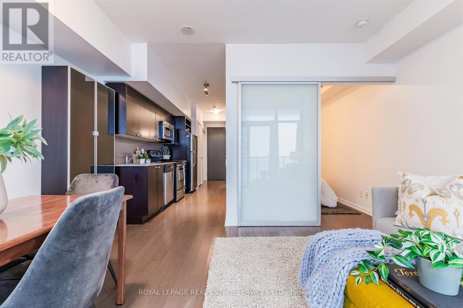 2012 - 105 The Queensway Avenue, Toronto, Ontario  M6S 5B5 - Photo 4 - W12803494