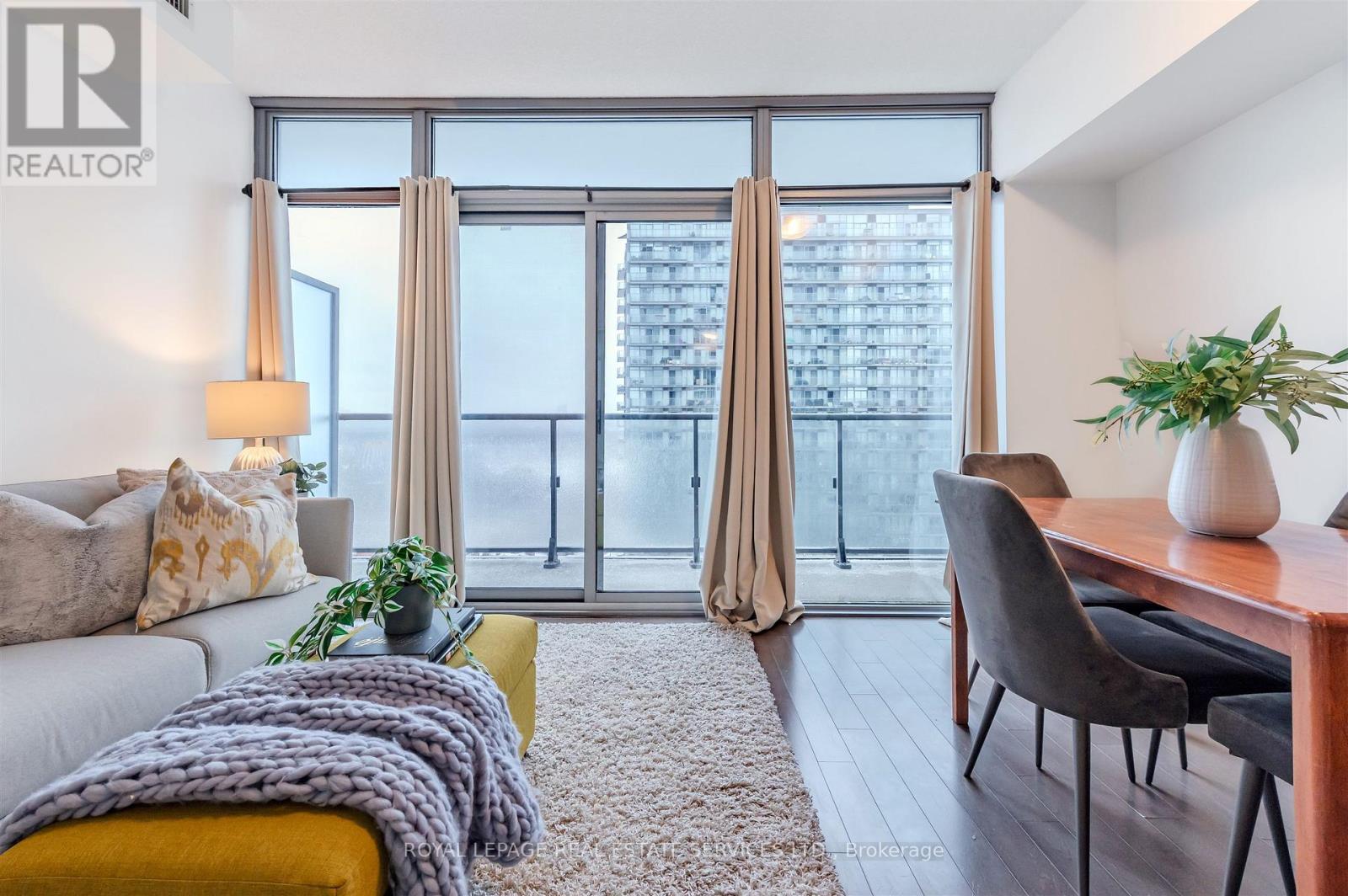 2012 - 105 The Queensway Avenue, Toronto, Ontario  M6S 5B5 - Photo 8 - W12803494