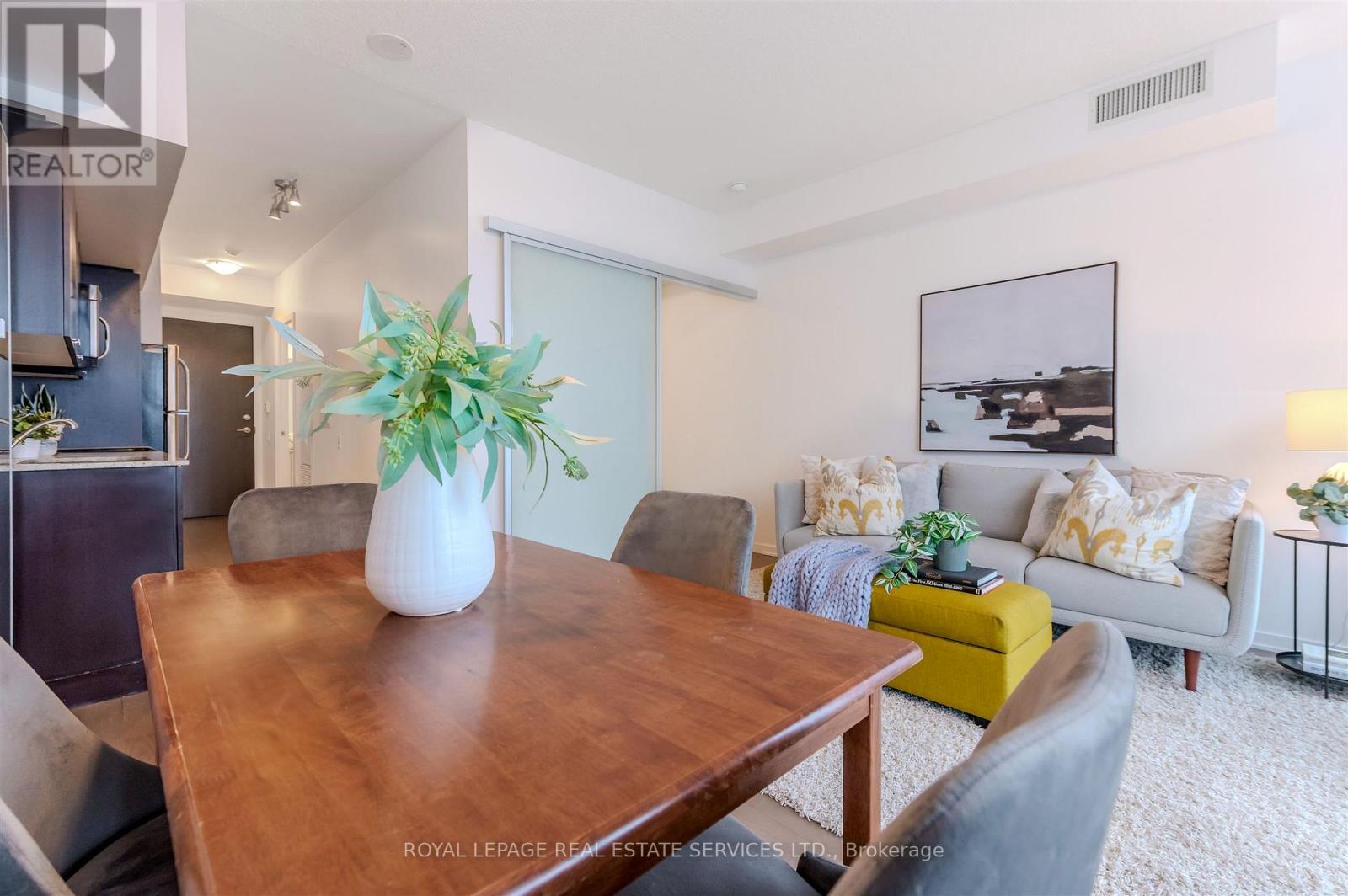 2012 - 105 The Queensway Avenue, Toronto, Ontario  M6S 5B5 - Photo 9 - W12803494