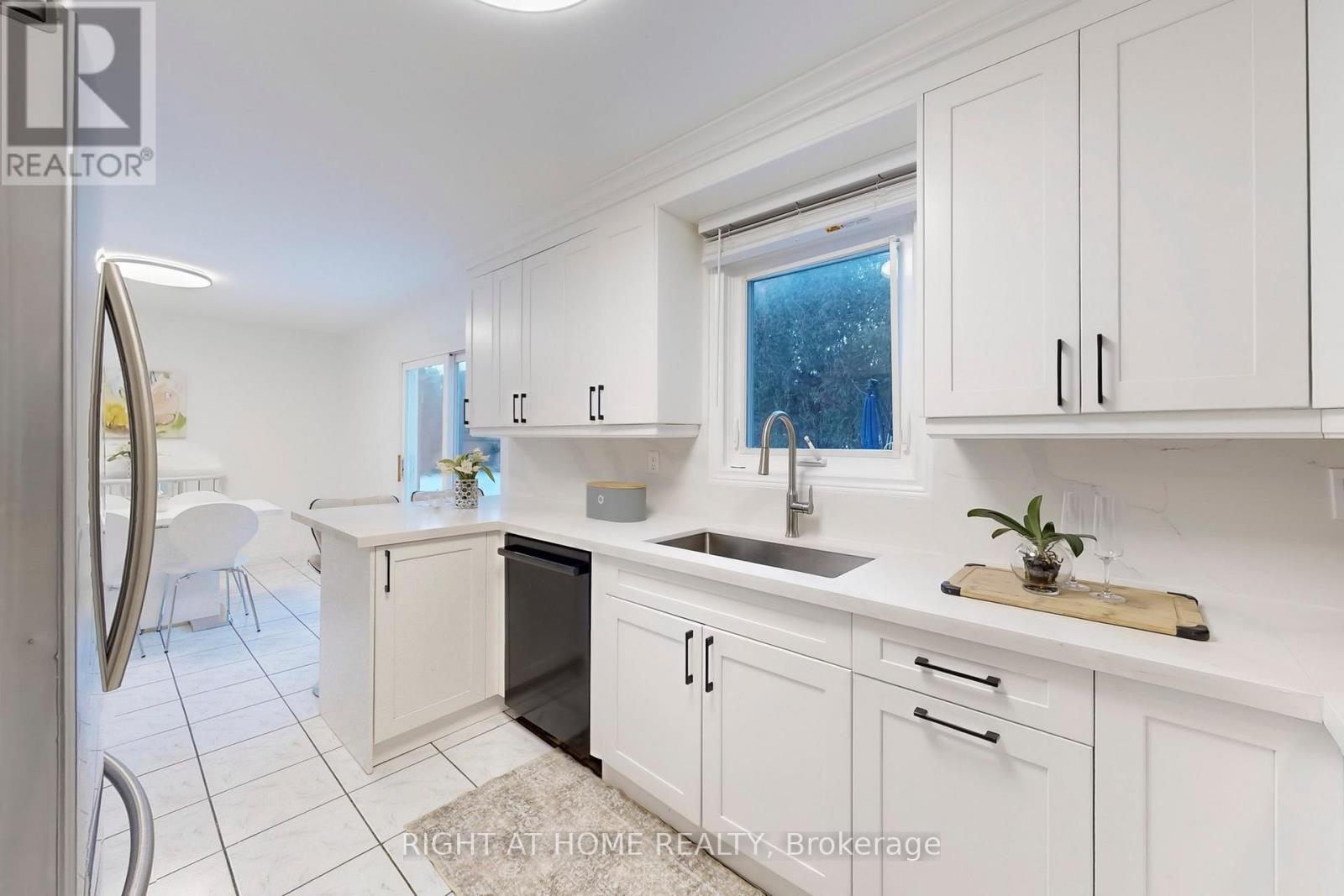 272 Hickory Circle, Oakville, Ontario  L6H 4V1 - Photo 17 - W12803528