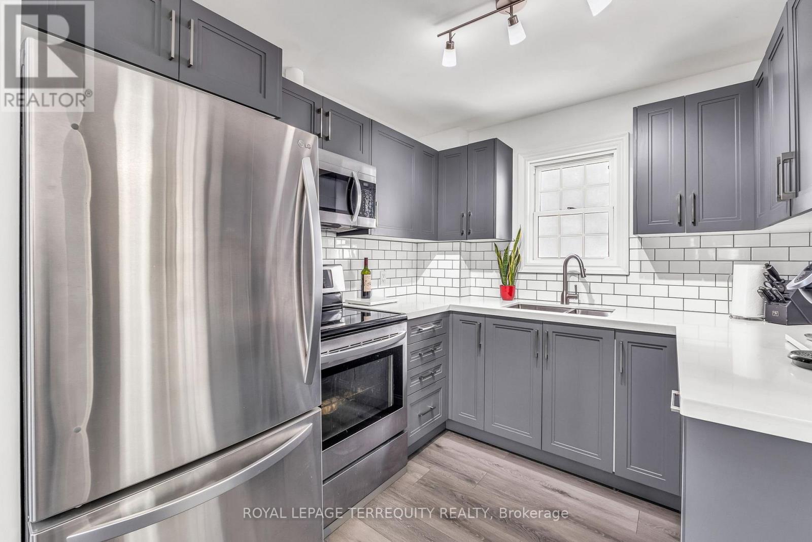 5 Acorn Avenue, Toronto, Ontario  M9B 3P7 - Photo 9 - W12800808