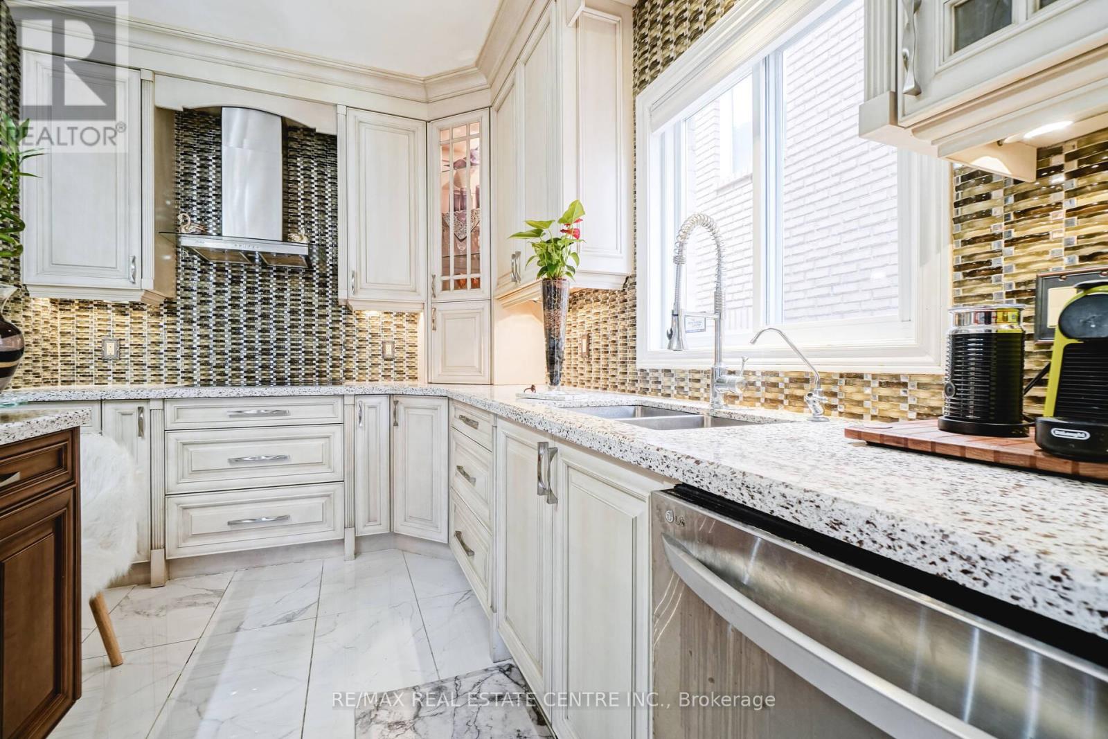 2427 Valley Heights Cres., Oakville, Ontario  L6H 6X2 - Photo 10 - W12802264