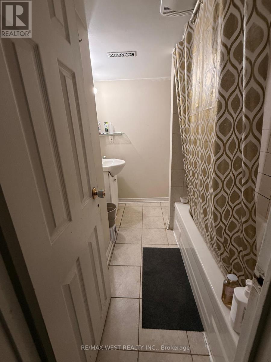 Bsmt - 49 Sandmere Avenue, Brampton, Ontario  L6Z 4A2 - Photo 5 - W12803600