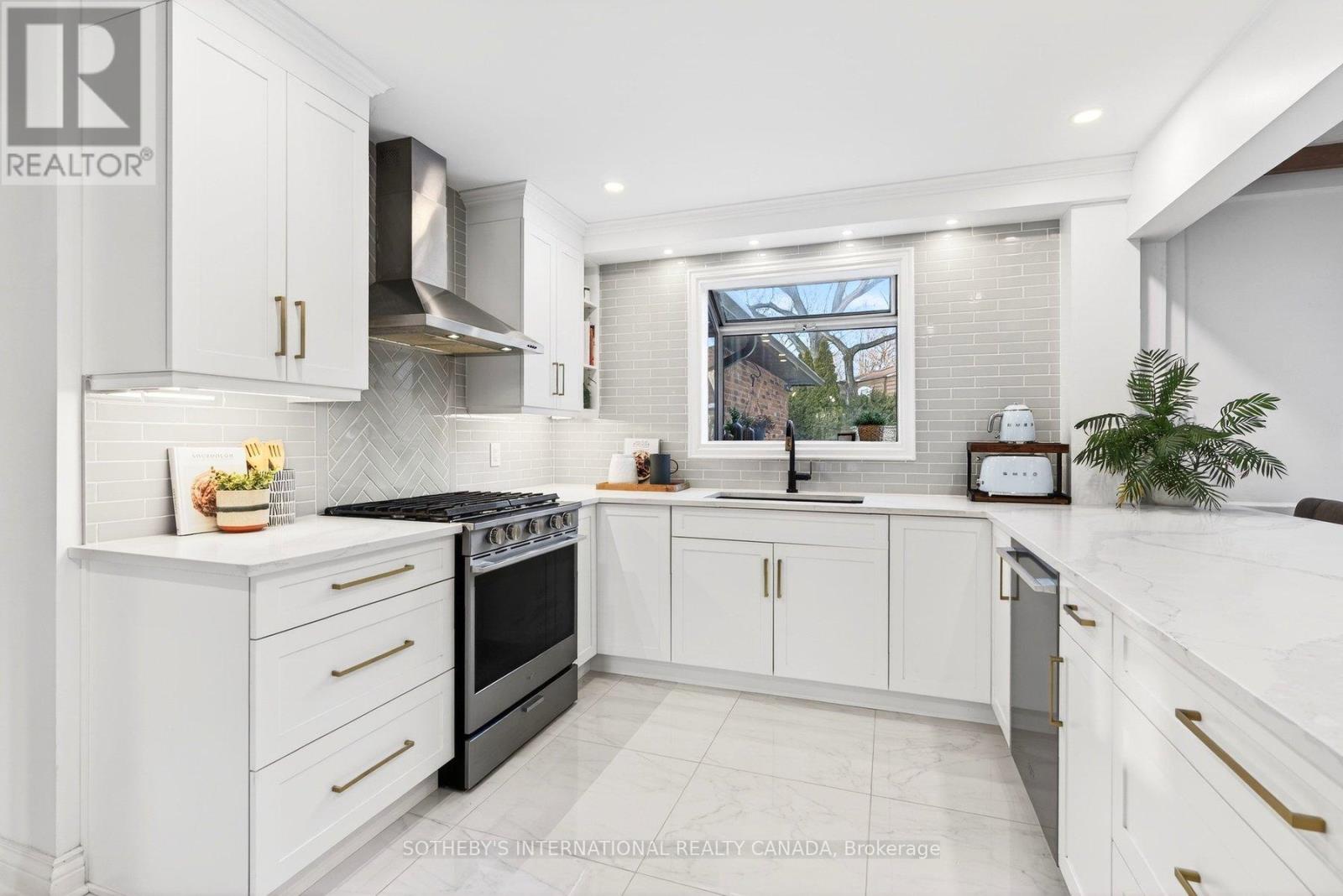 1905 Four Seasons Drive, Burlington, Ontario  L7P 3B1 - Photo 11 - W12803610