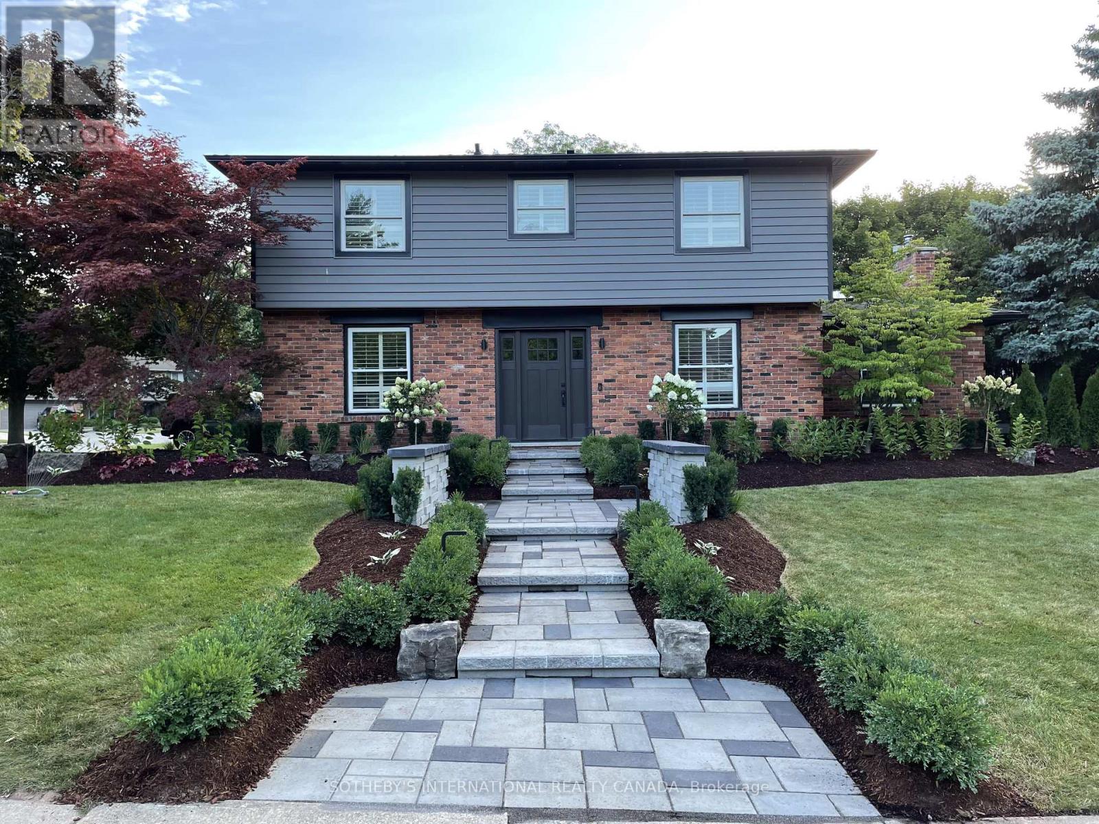 1905 Four Seasons Drive, Burlington, Ontario  L7P 3B1 - Photo 3 - W12803610