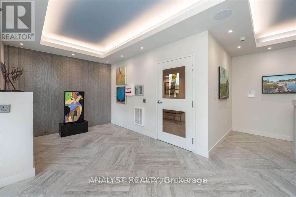 404 - 306 Essa Road, Barrie (0 West), Ontario  L9J 0H5 - Photo 4 - S12803744