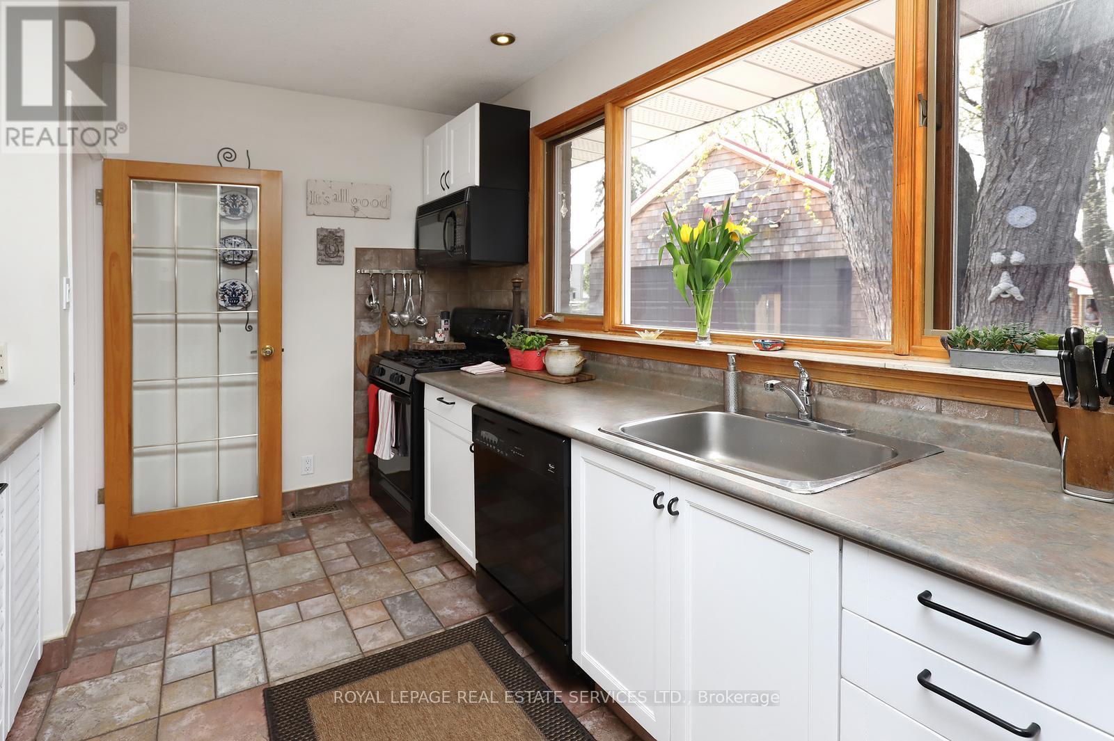 167 Oliver Place, Oakville, Ontario  L6H 1K9 - Photo 10 - W12803670