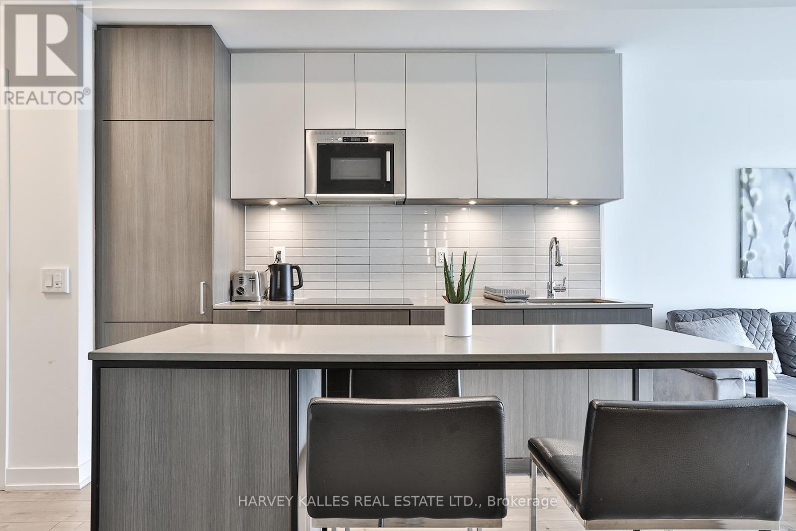 338 - 215 Lakeshore Road W, Mississauga (Port Credit), Ontario  L5H 1G5 - Photo 3 - W12803688