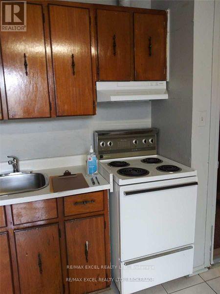 #2 - 2863 Dundas Street W, Toronto, Ontario  M6P 1Y9 - Photo 2 - W12803692