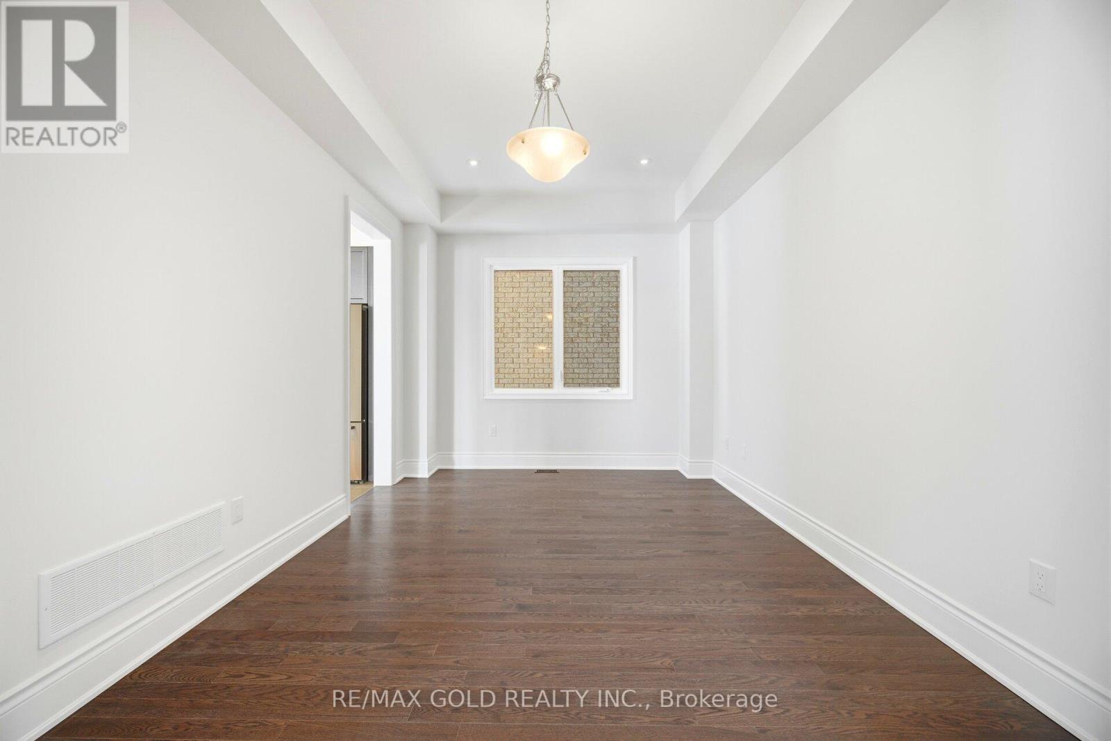 32 Addison Street, Caledon, Ontario  L7C 4N2 - Photo 7 - W12803704