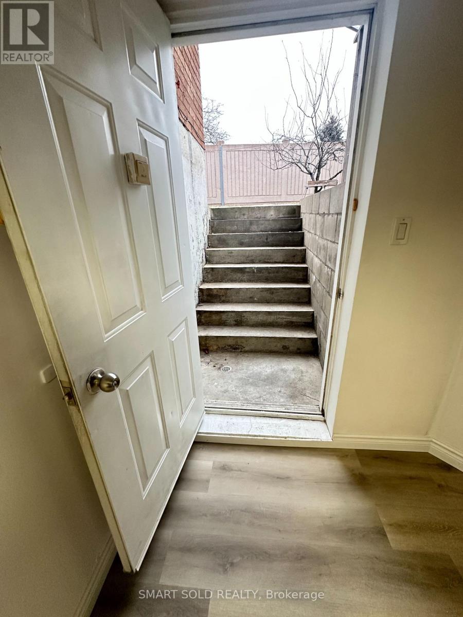 4211 Murray Hill Crescent, Mississauga, Ontario  L5C 4J6 - Photo 2 - W12803726