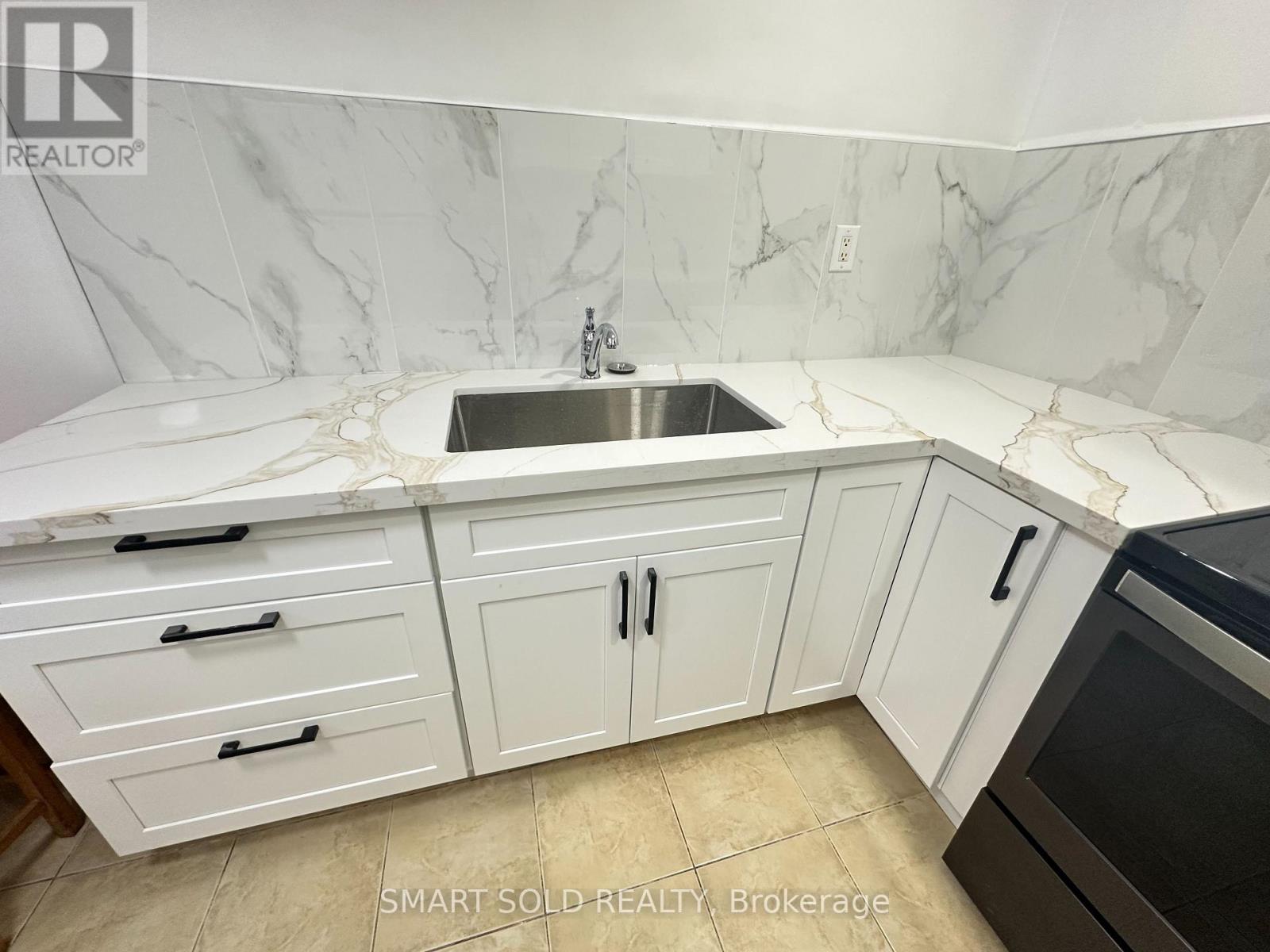 4211 Murray Hill Crescent, Mississauga, Ontario  L5C 4J6 - Photo 6 - W12803726