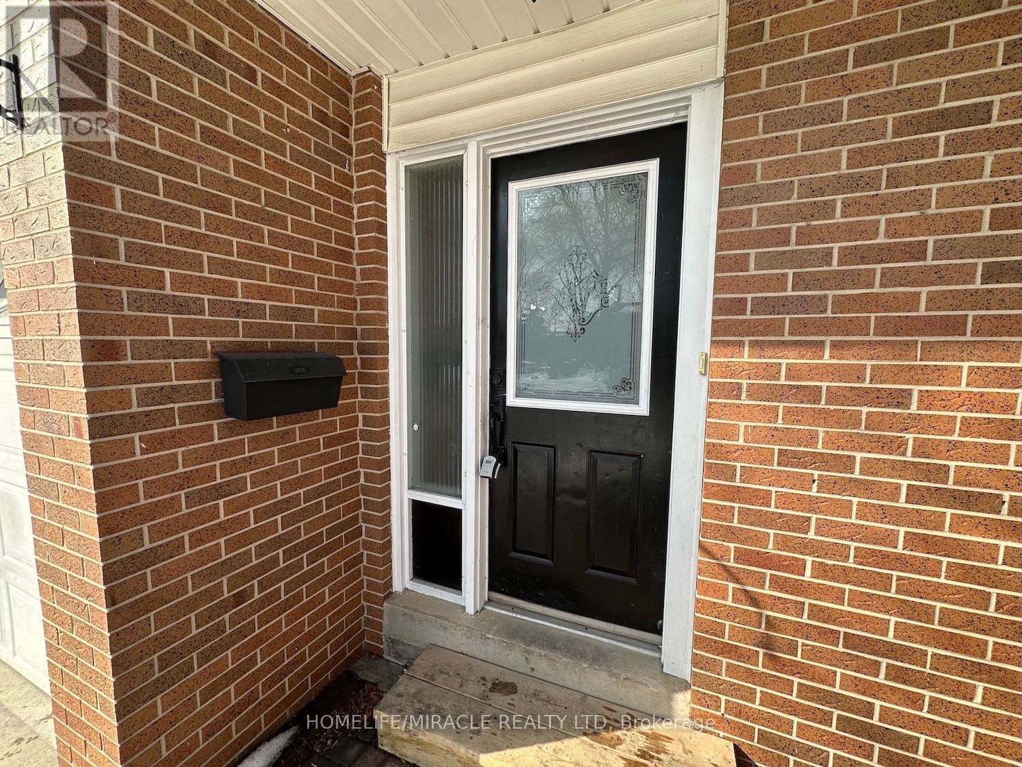 2064 Millway Gate, Mississauga, Ontario  L5L 1R3 - Photo 4 - W12803816