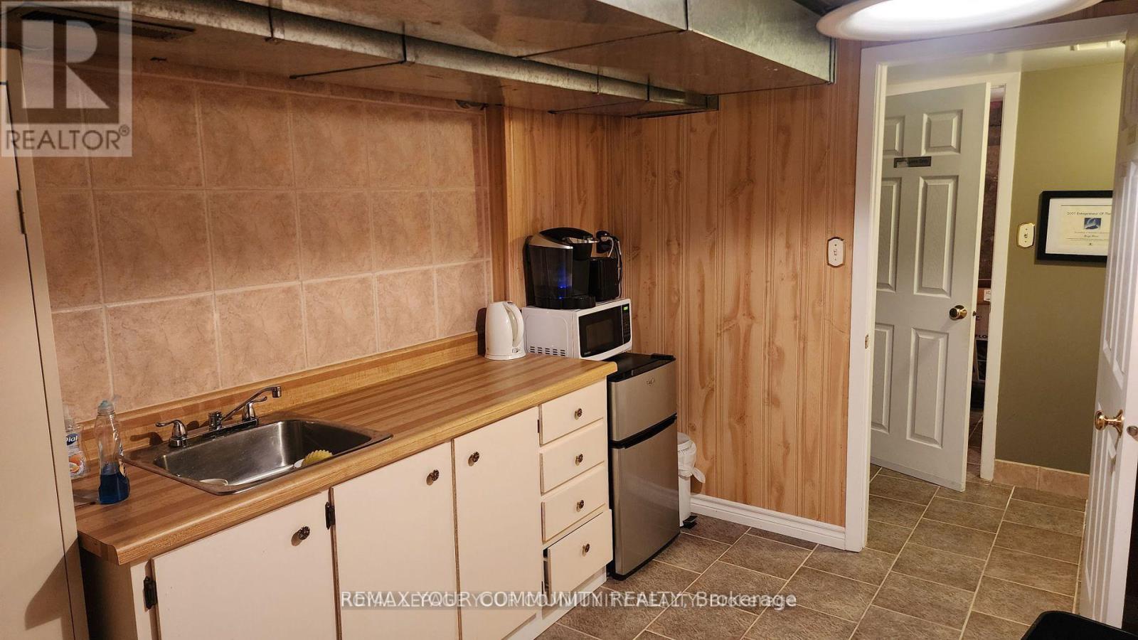 114 Simcoe Street, Peterborough (Town Ward 3), Ontario  K9H 2H4 - Photo 10 - X12803830