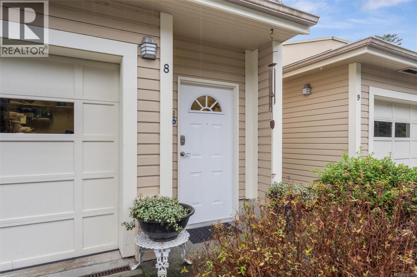 8 909 Admirals Rd, Esquimalt, British Columbia  V9A 2P1 - Photo 2 - 1025242