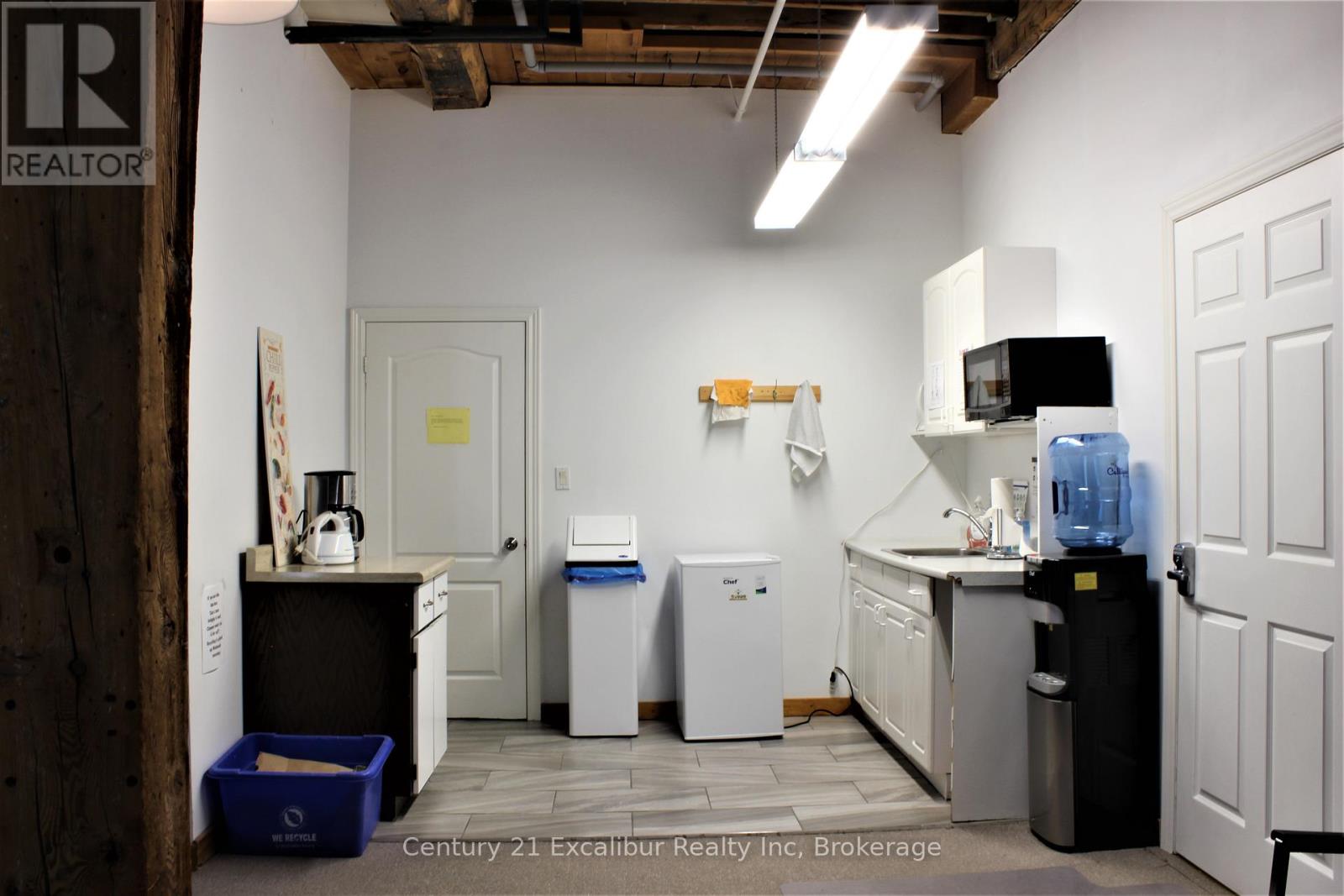 14b, Office 102 - 105 Queen Street, Centre Wellington (Fergus), Ontario  N1M 2L3 - Photo 4 - X12803896