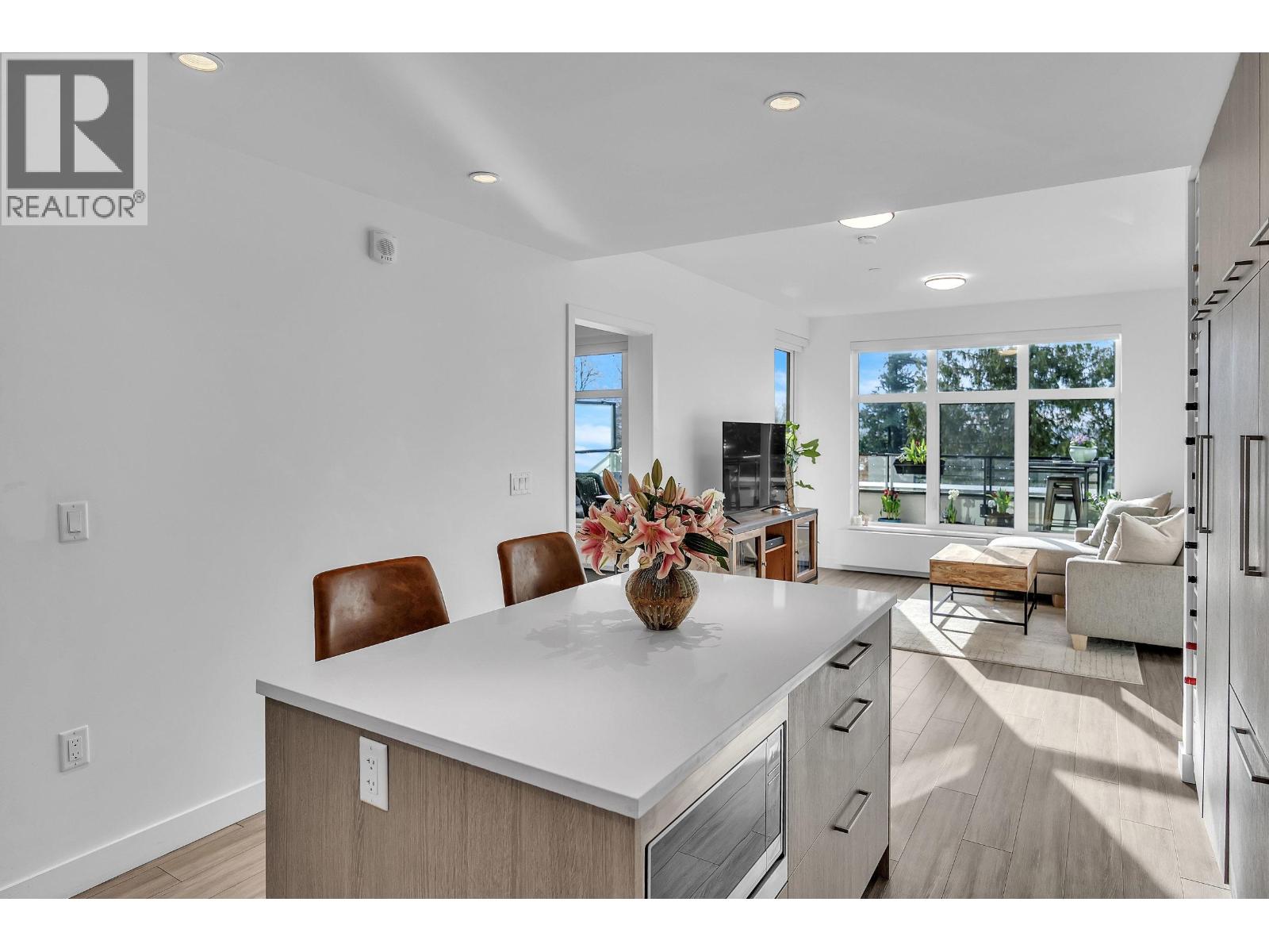 205 733 E 3rd Street, North Vancouver, British Columbia  V7L 1G8 - Photo 3 - R3091776