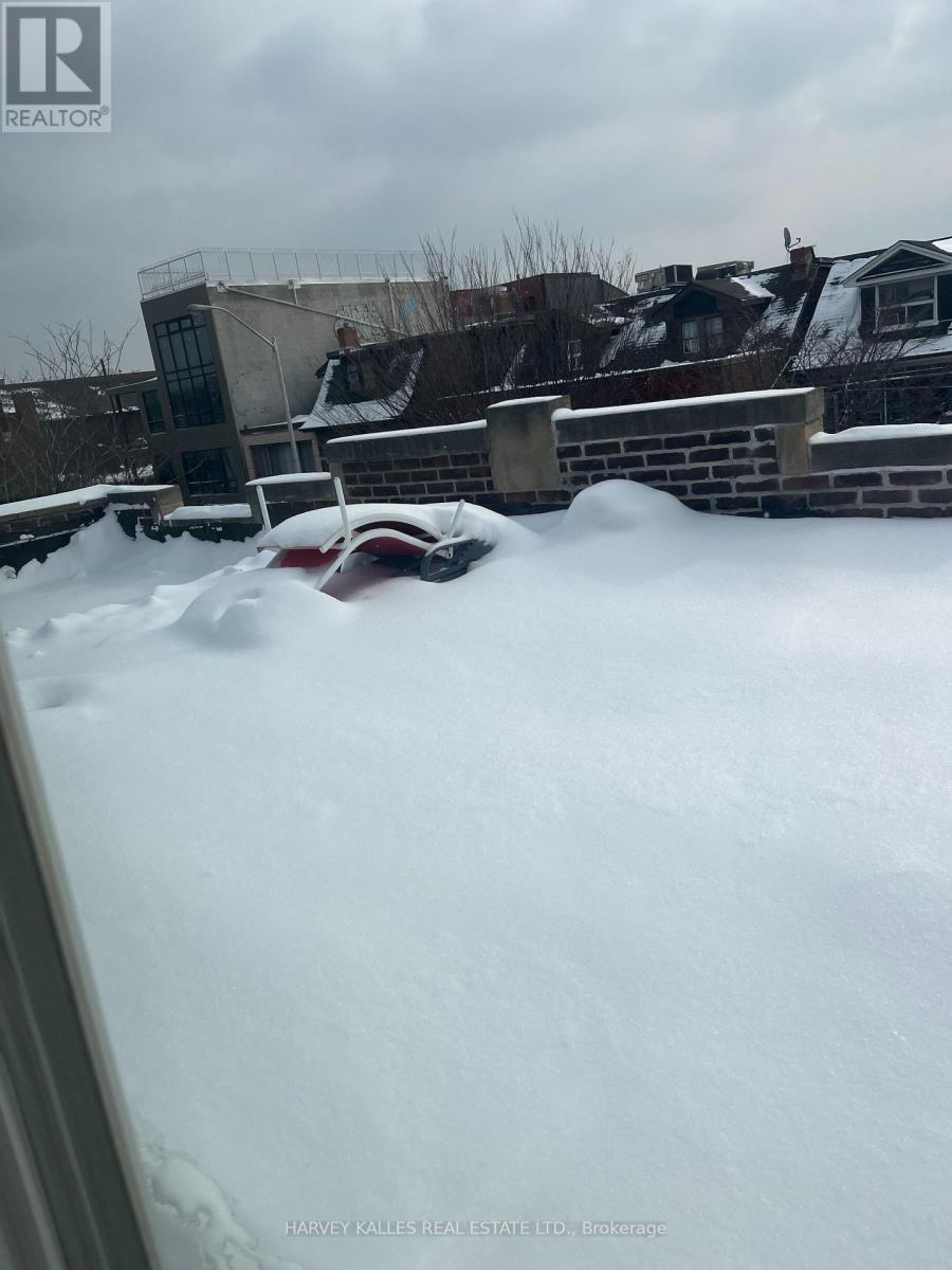 Upper - 916 Bloor Street W, Toronto, Ontario  M6H 1L1 - Photo 17 - W12803848